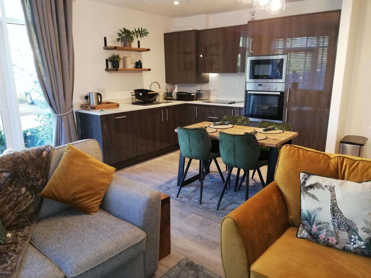 Executive Nr Nec, Bhx, World Apartment *