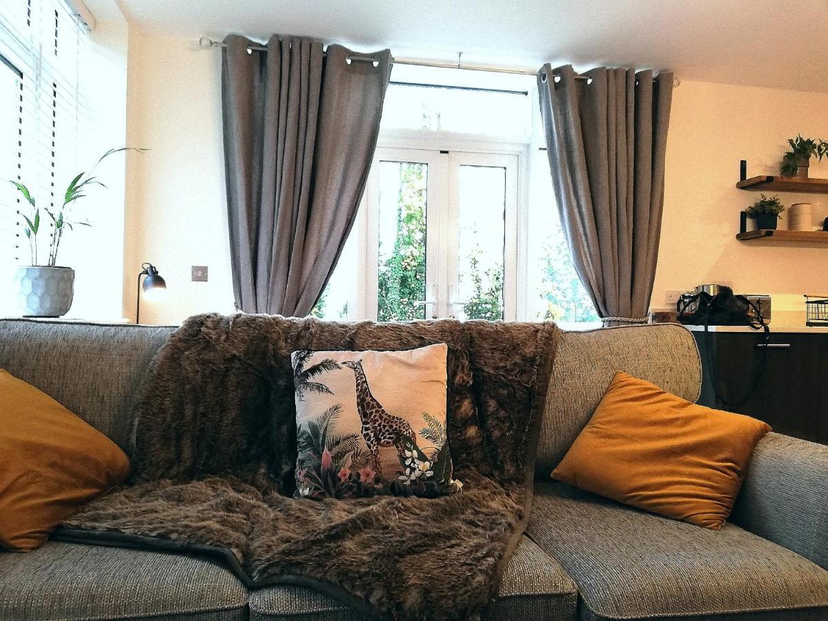 Apartment Executive Nr Nec, Bhx, World *