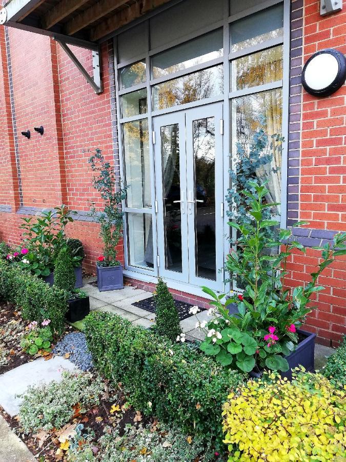 Executive Nr Nec, Bhx, World Apartment